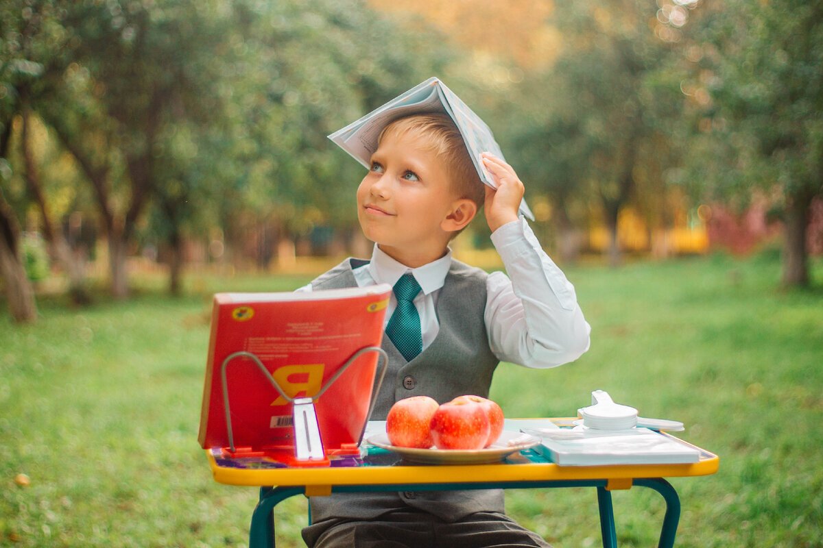 Ученик с портфелем