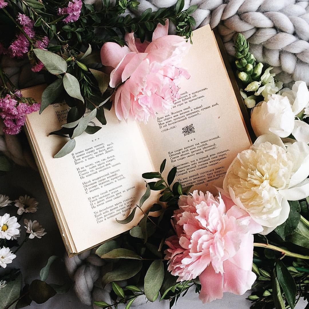 Фотосессия с книгой на природе