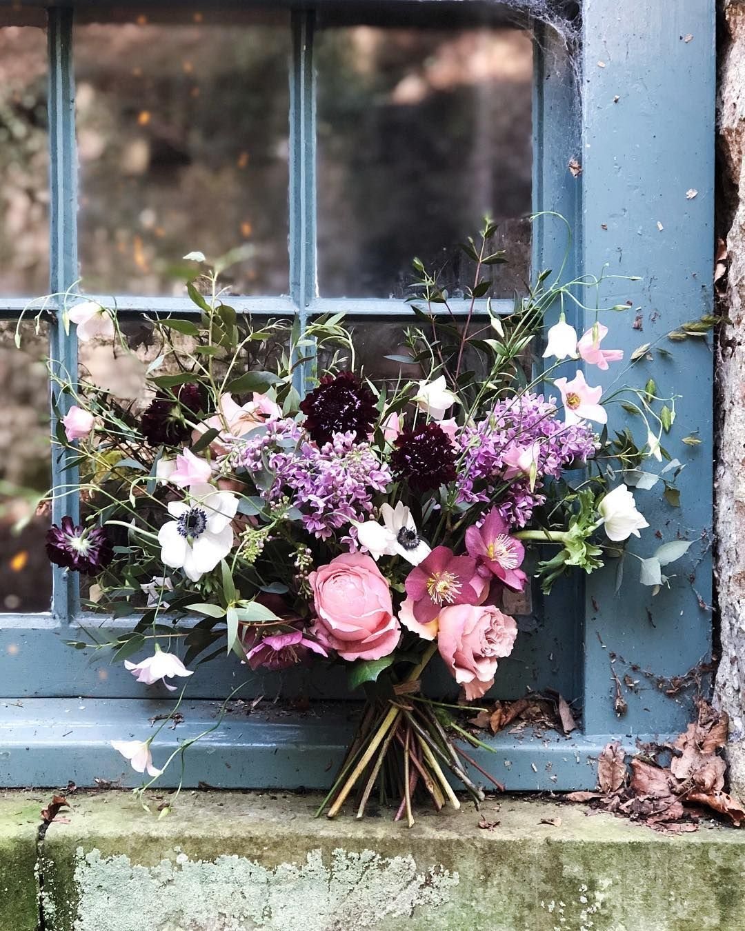 Ваза с цветами на окне