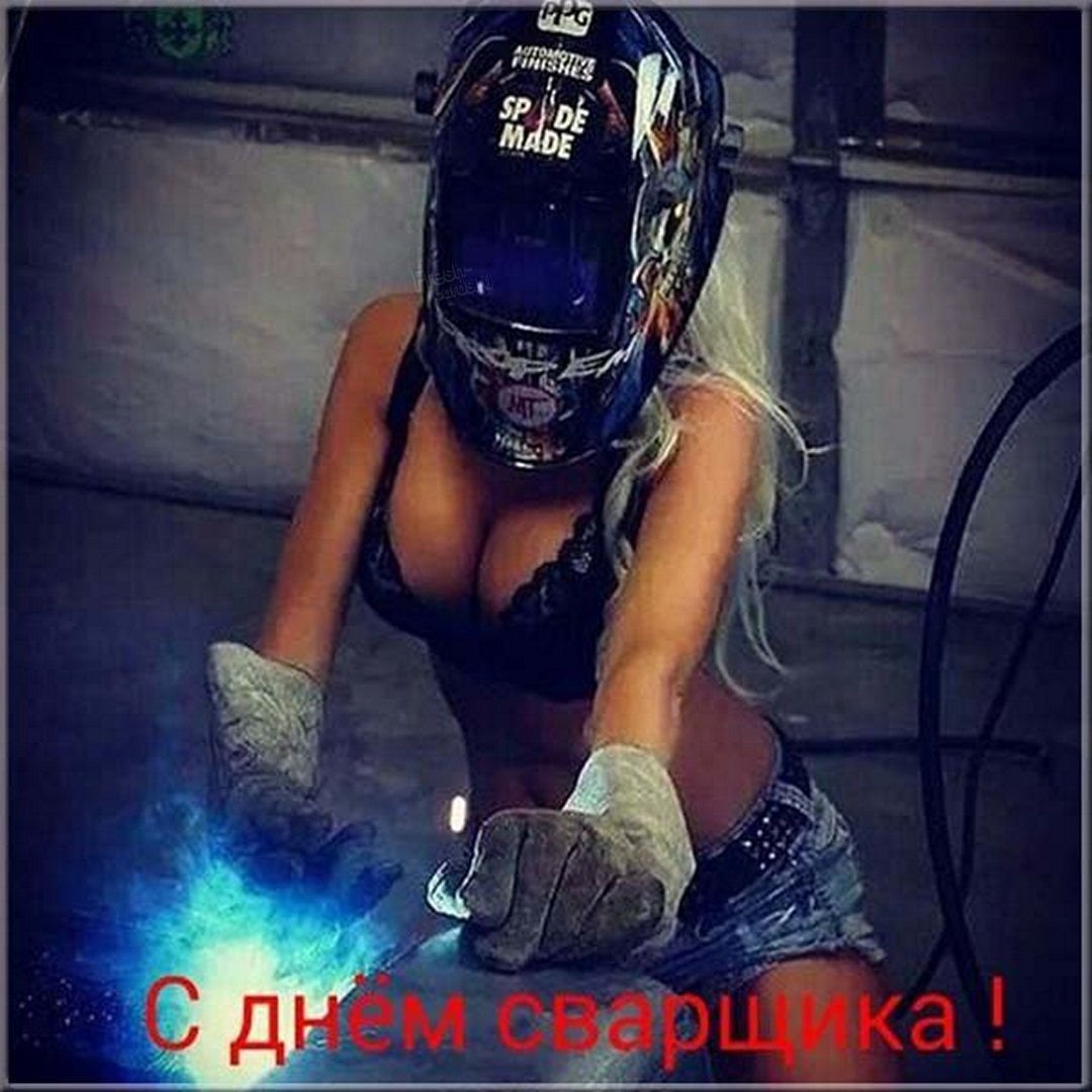 Девушка сварщица
