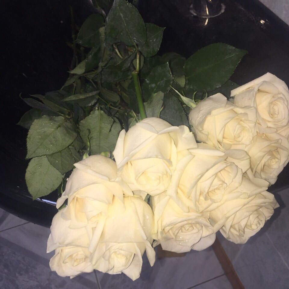 Букет белых роз на кровати