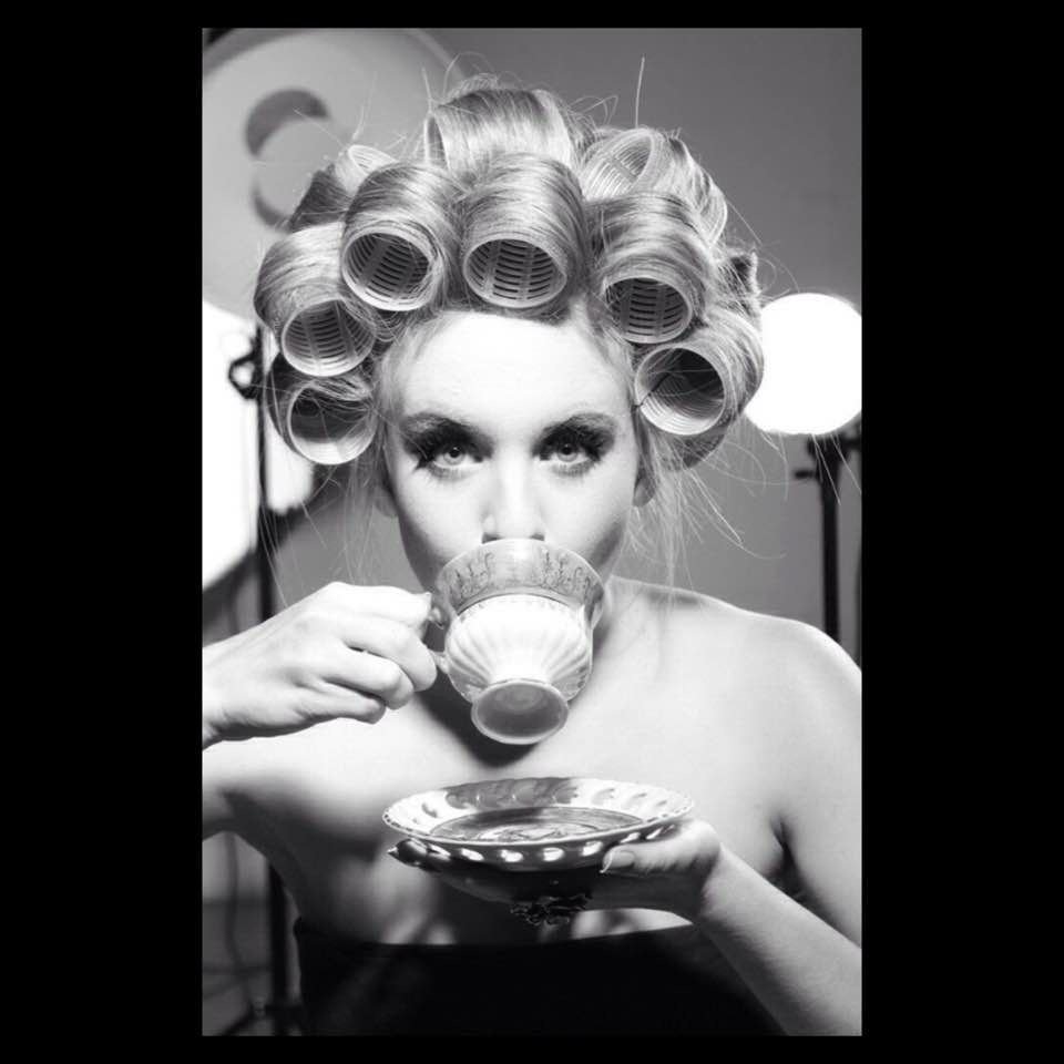 Девушка с бигудями