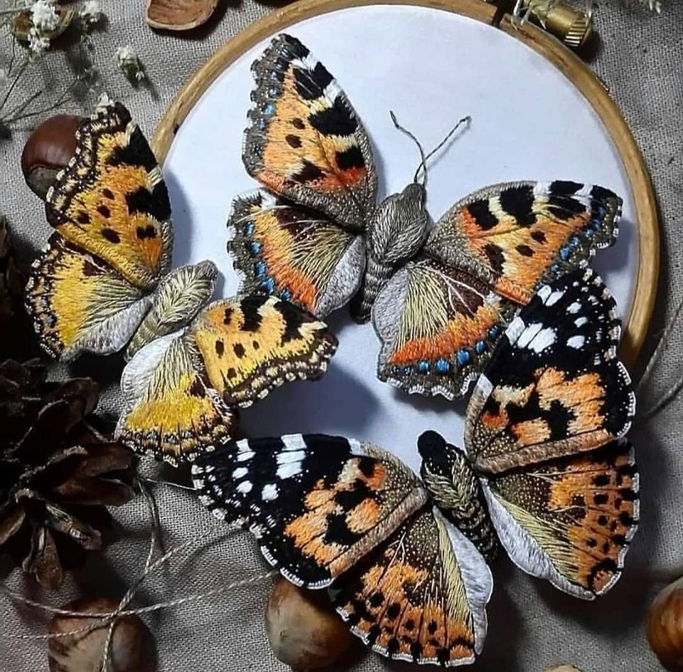 Украшение стены бабочками