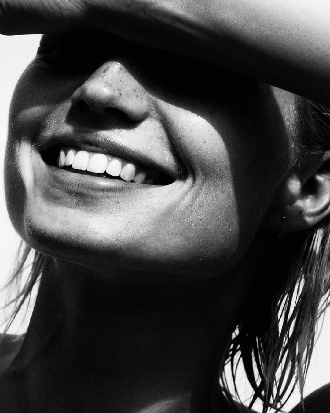 Девушка смеется