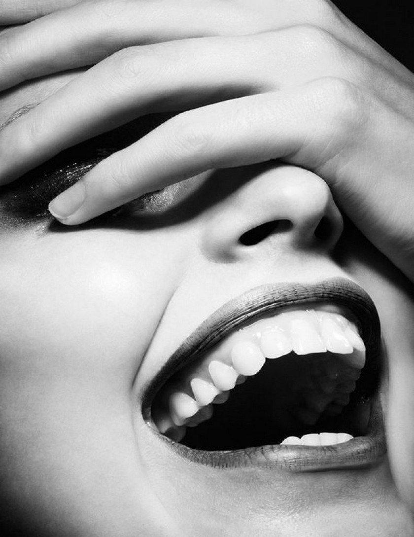 Девушка смеется