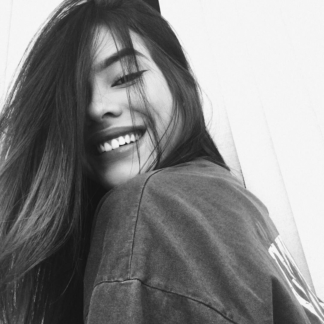 Женщина улыбается