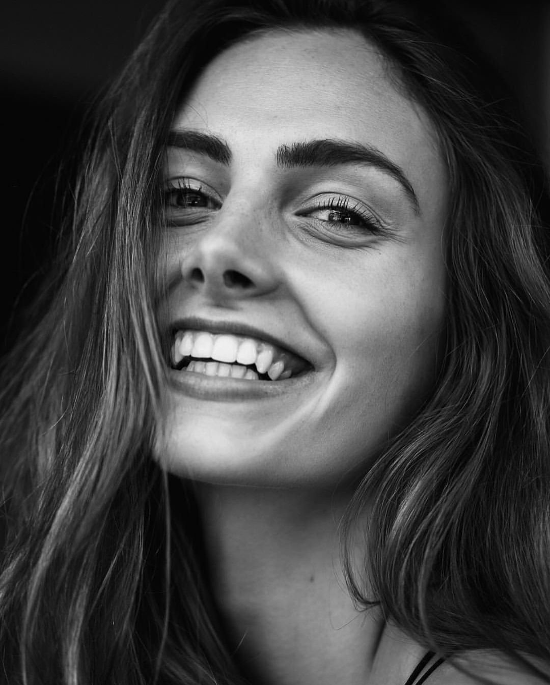 Улыбка черно белая картинка