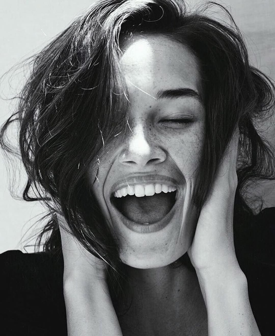 Улыбка девушки черно белое