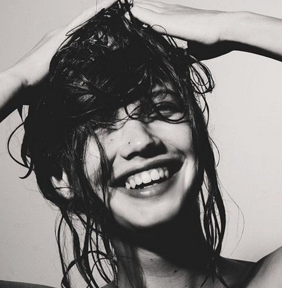 2 Девушки улыбаются черно белое