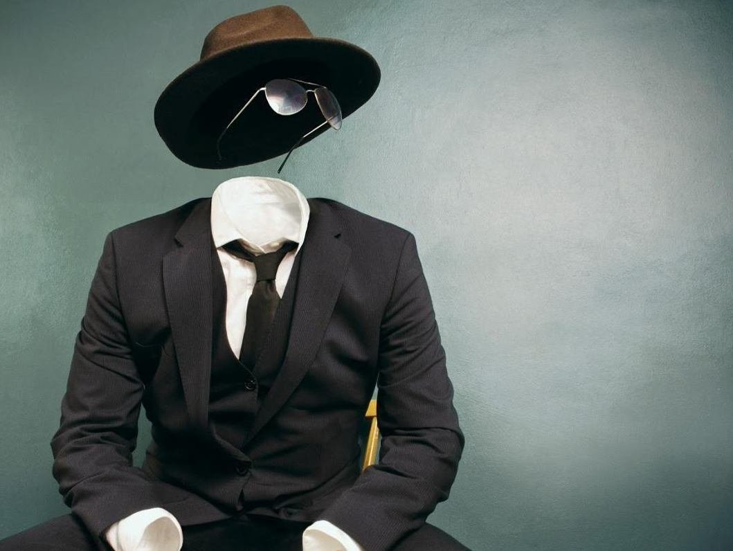 Человек в костюме и шляпе