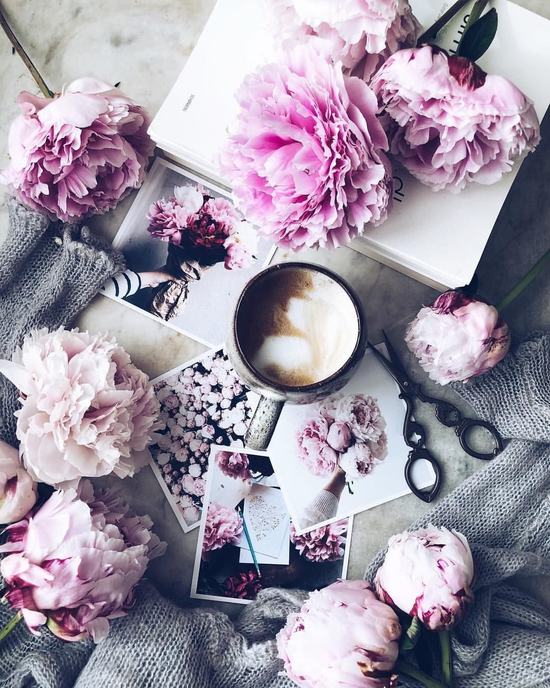 Пионы на постели