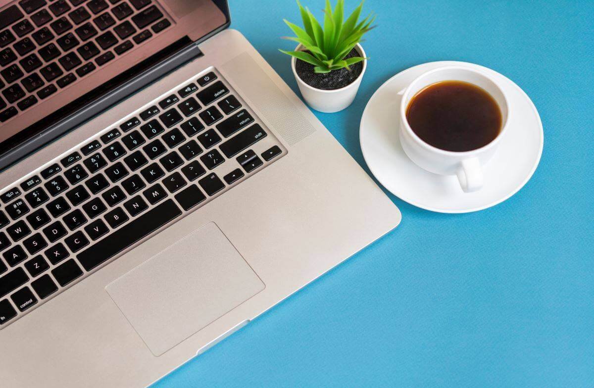 Ноутбук и кофе сверху