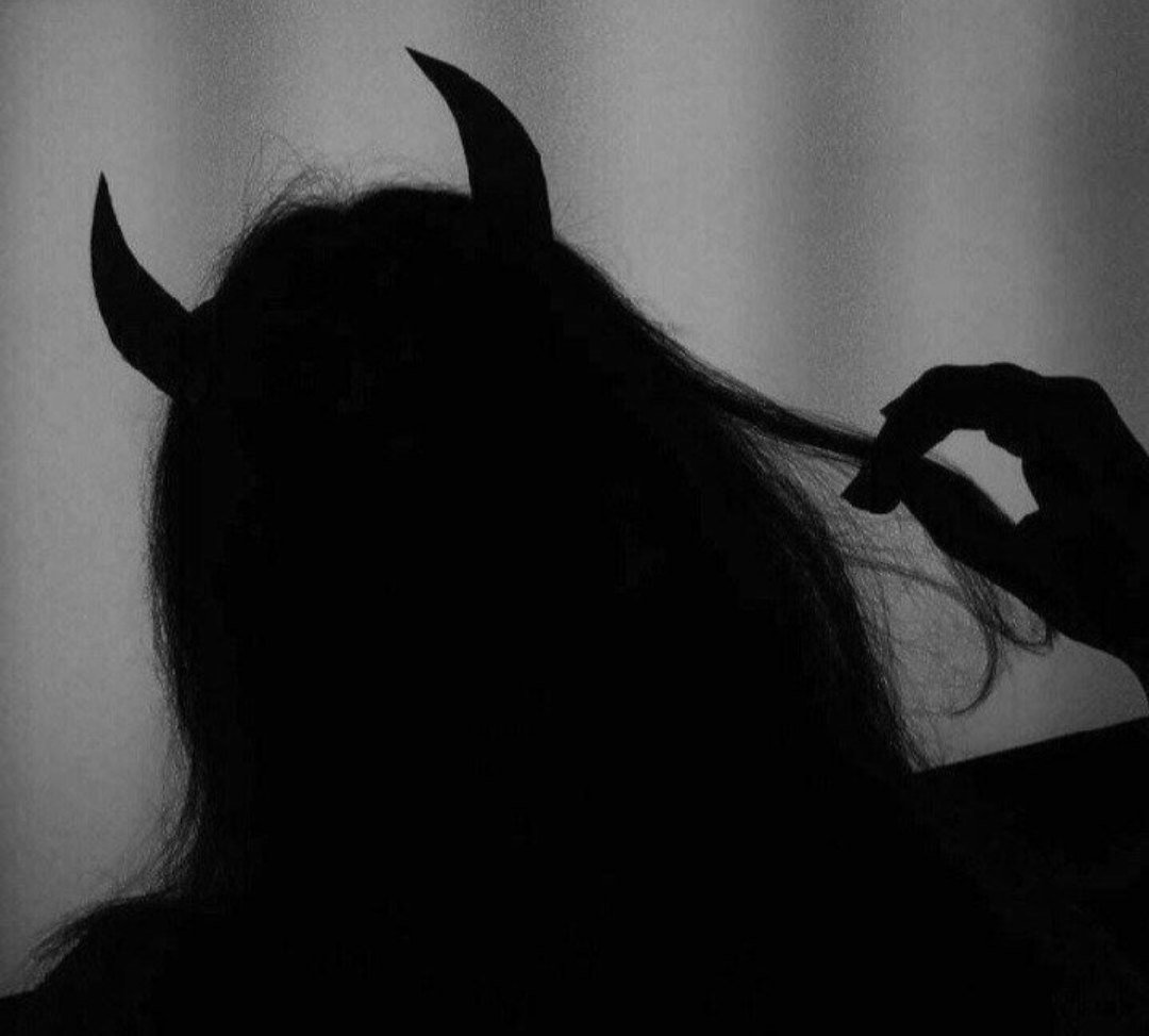 Тень девушки с рожками