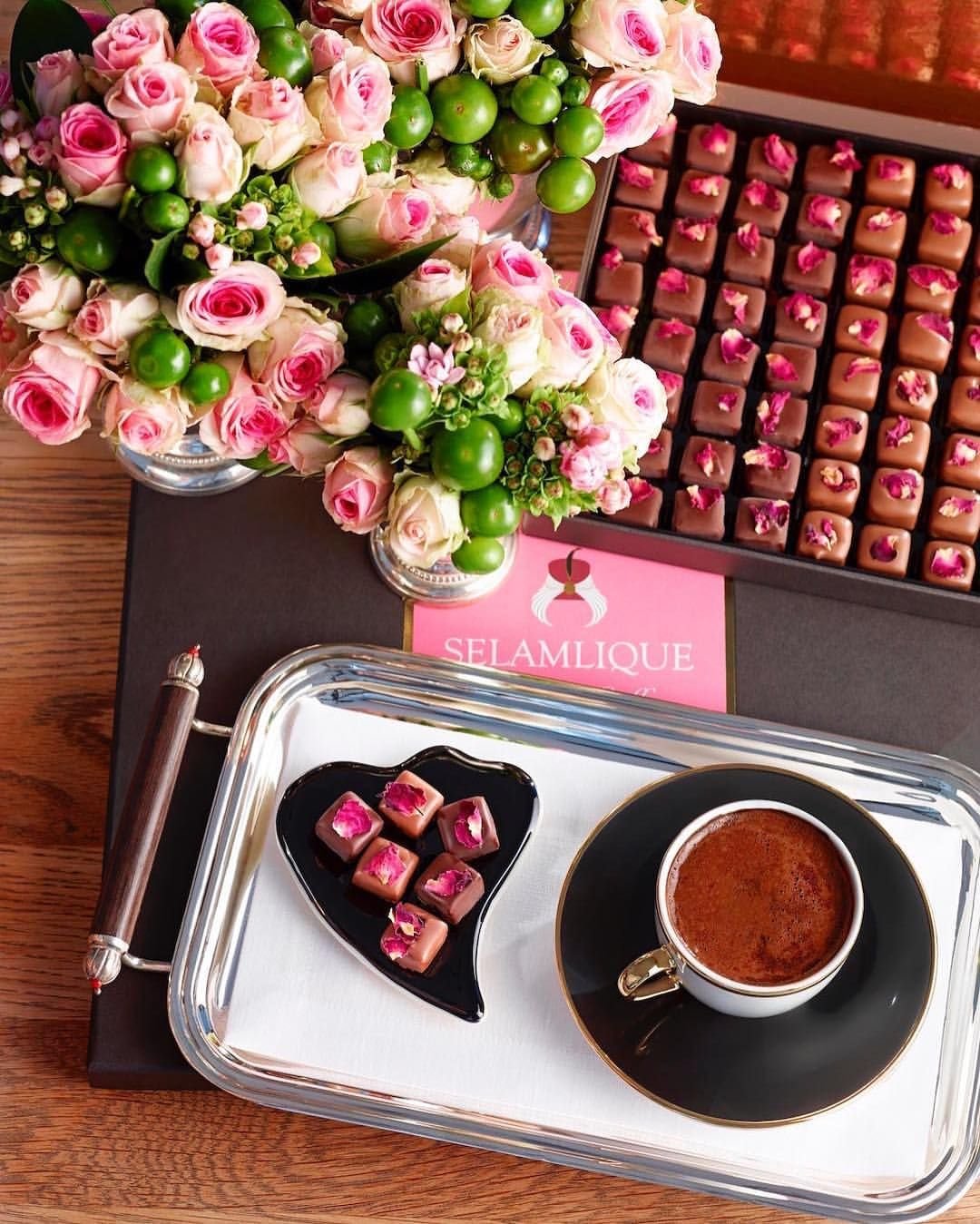 Чашка кофе с конфетами