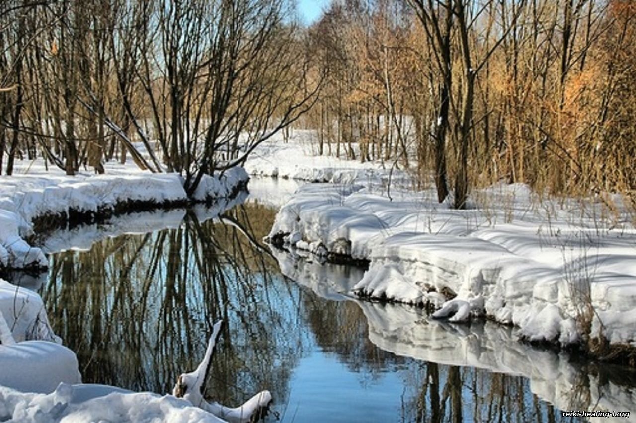 Сейчас начало весны. Река Яуза март. Весенняя река.