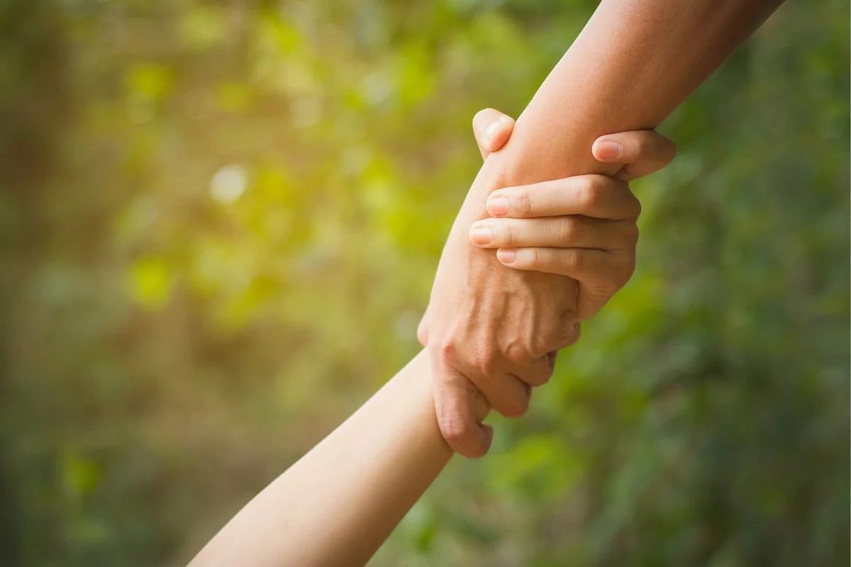 Протягивают руки друг другу