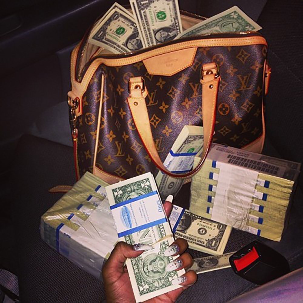 Сумка Луи Виттон с деньгами
