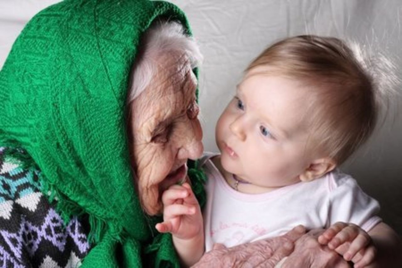 Как помочь внучке. Бабушка с ребенком. Старенькая бабушка с внучкой. Бабушка и внук.