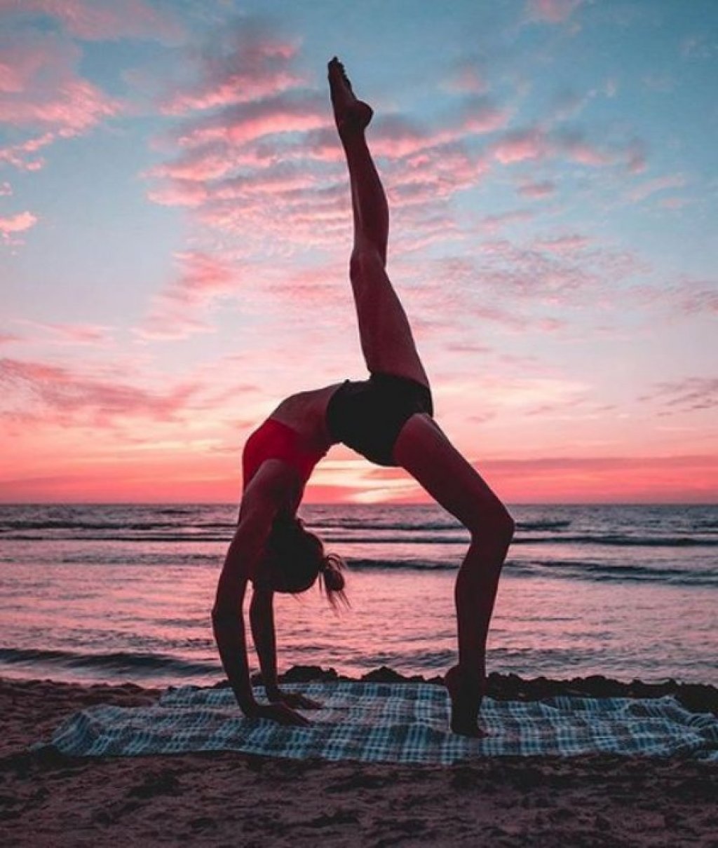 Девушка на шпагате