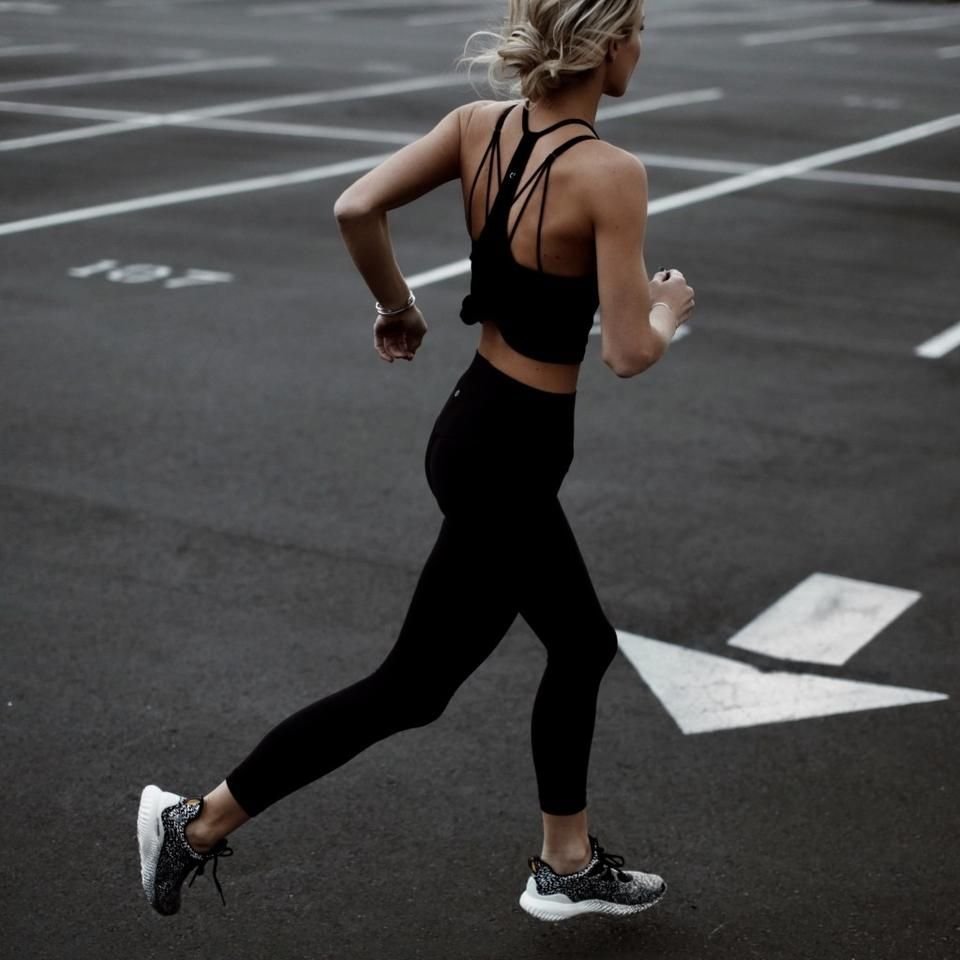 Спортивная девушка бежит