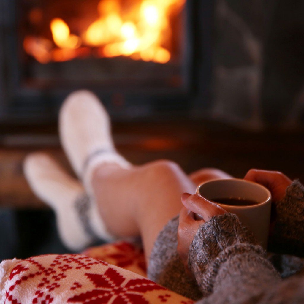 Под пледом у камина