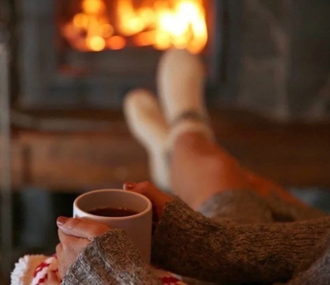 Теплый плед и камин
