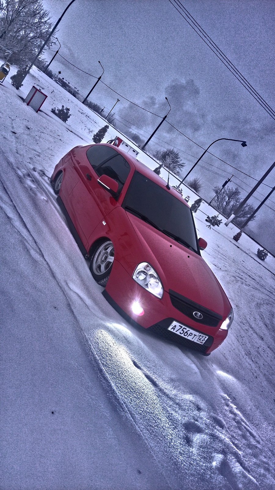 Красная машина в снегу