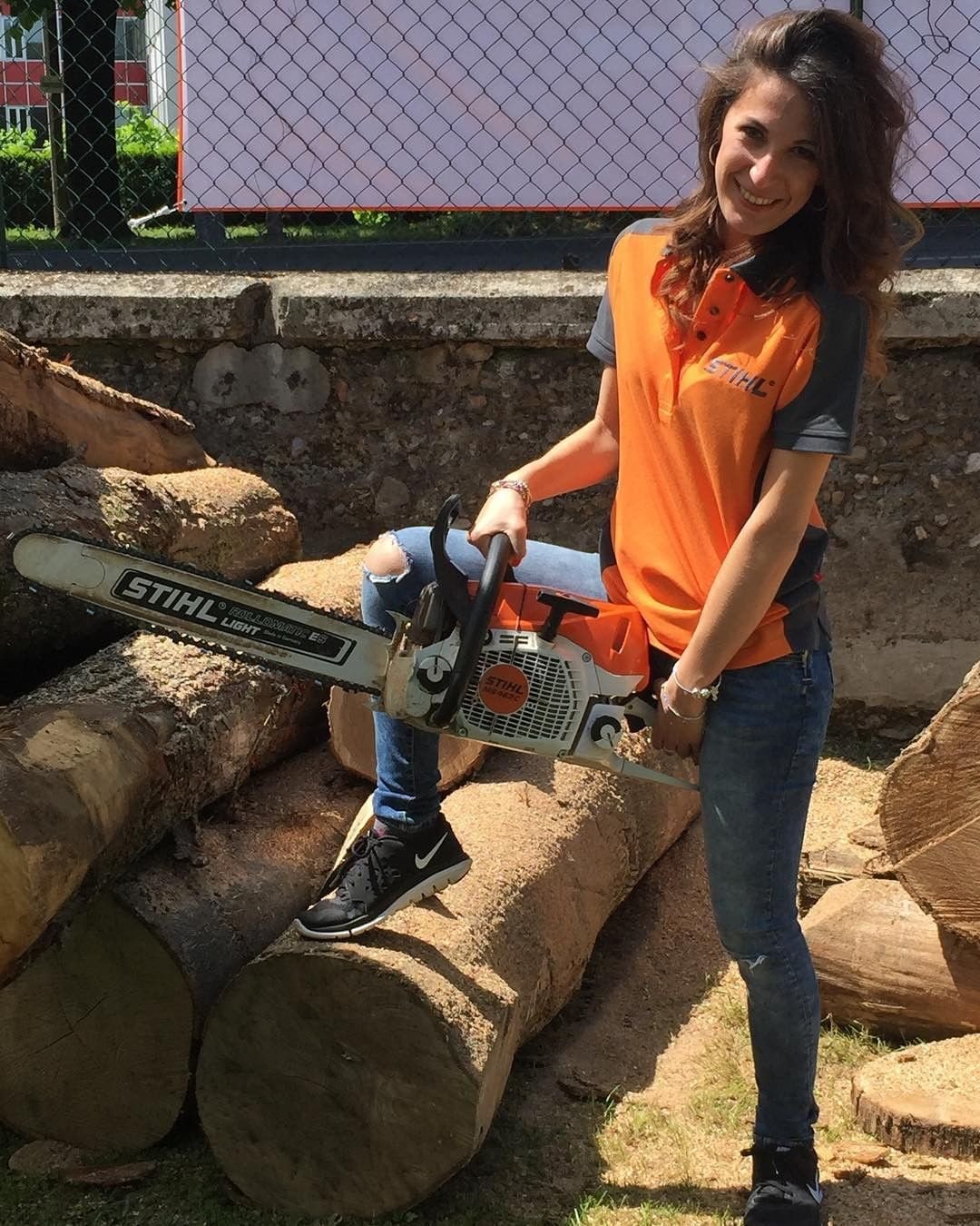 Красивая девушка с бензопилой