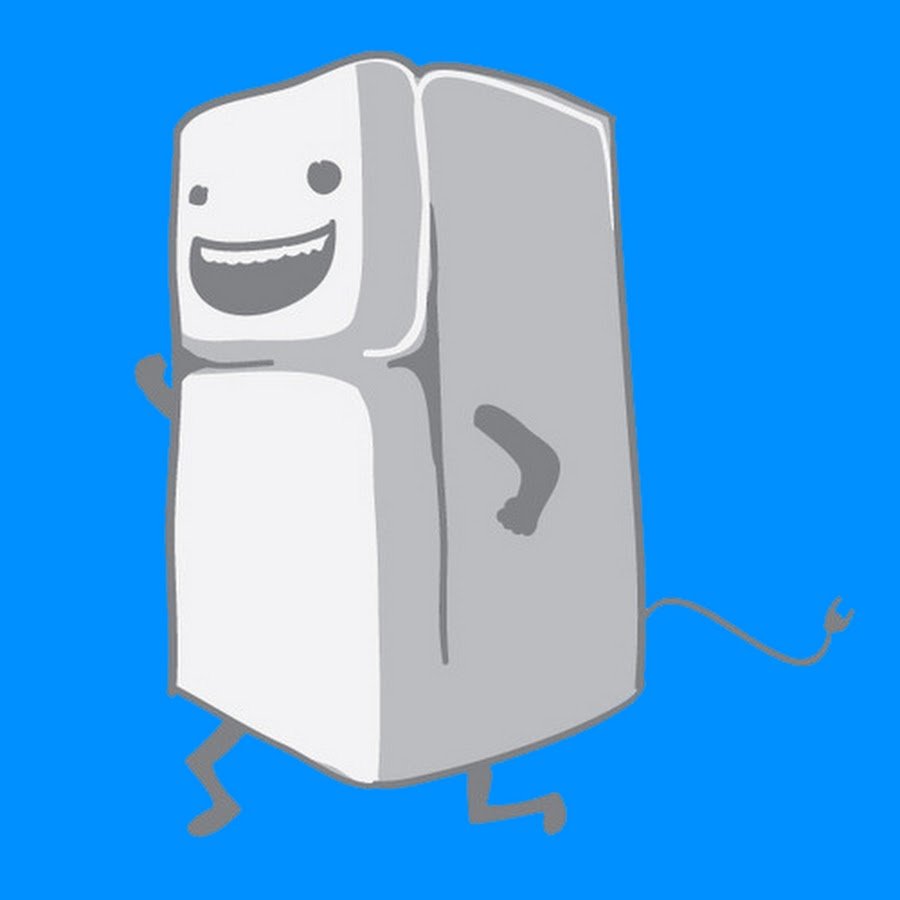 Девушка у холодильника