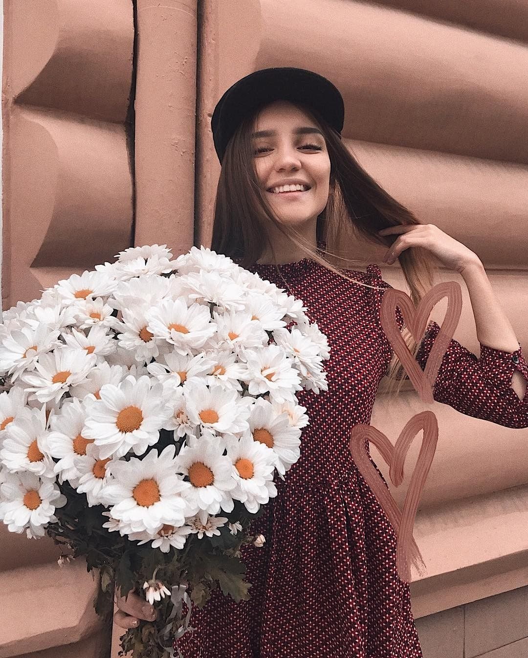 Девушка с букетом ромашек