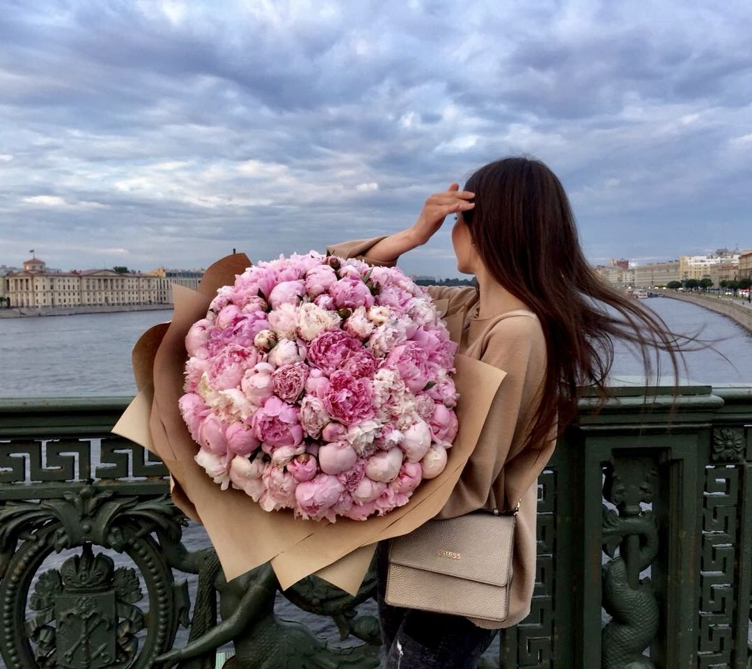 Девушка с пионом