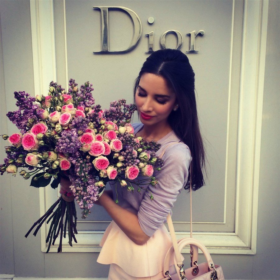 Девушка с букетом из инстаграма