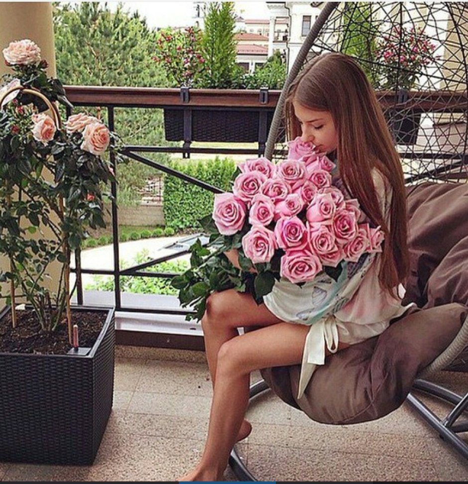 Фотосессия с букетом цветов дома