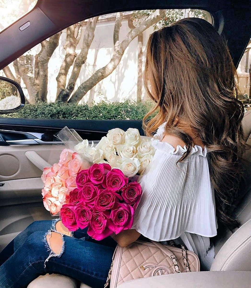 Девушка с цветами возле машины