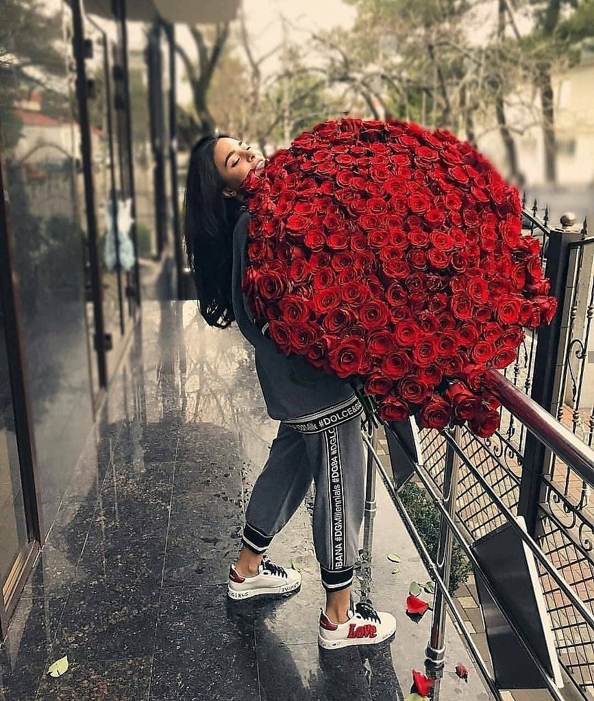 Девушка с огромным букетом роз