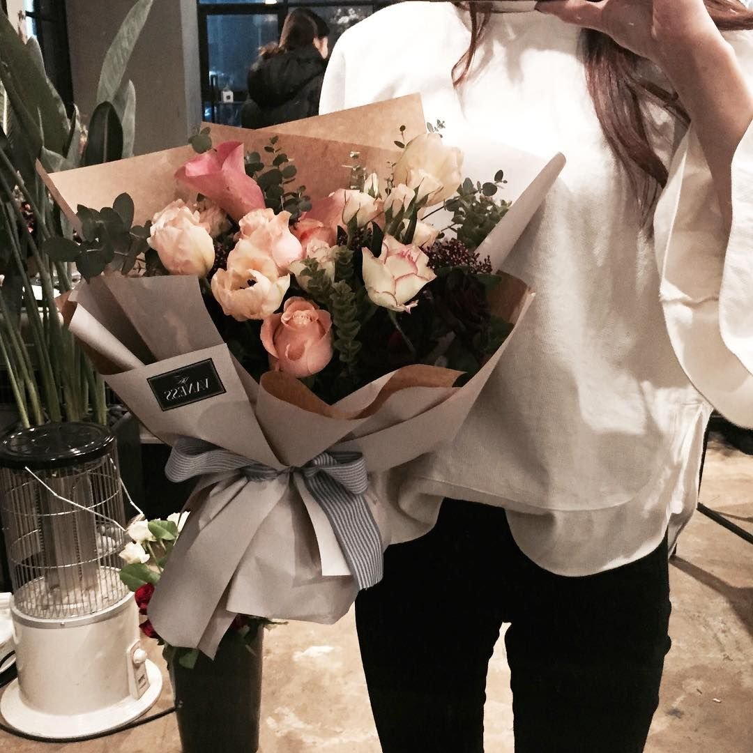 Букеты в руках девушек без лица