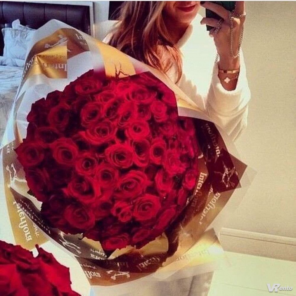 Блондинка с букетом цветов