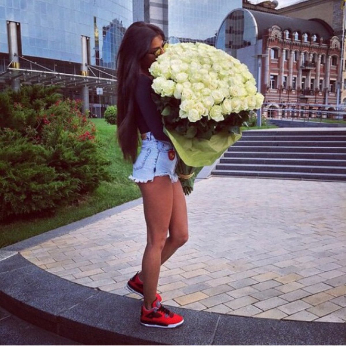 Брюнетка с букетом цветов