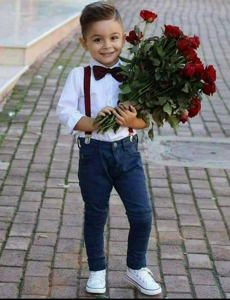 Мальчик с букетом цветов