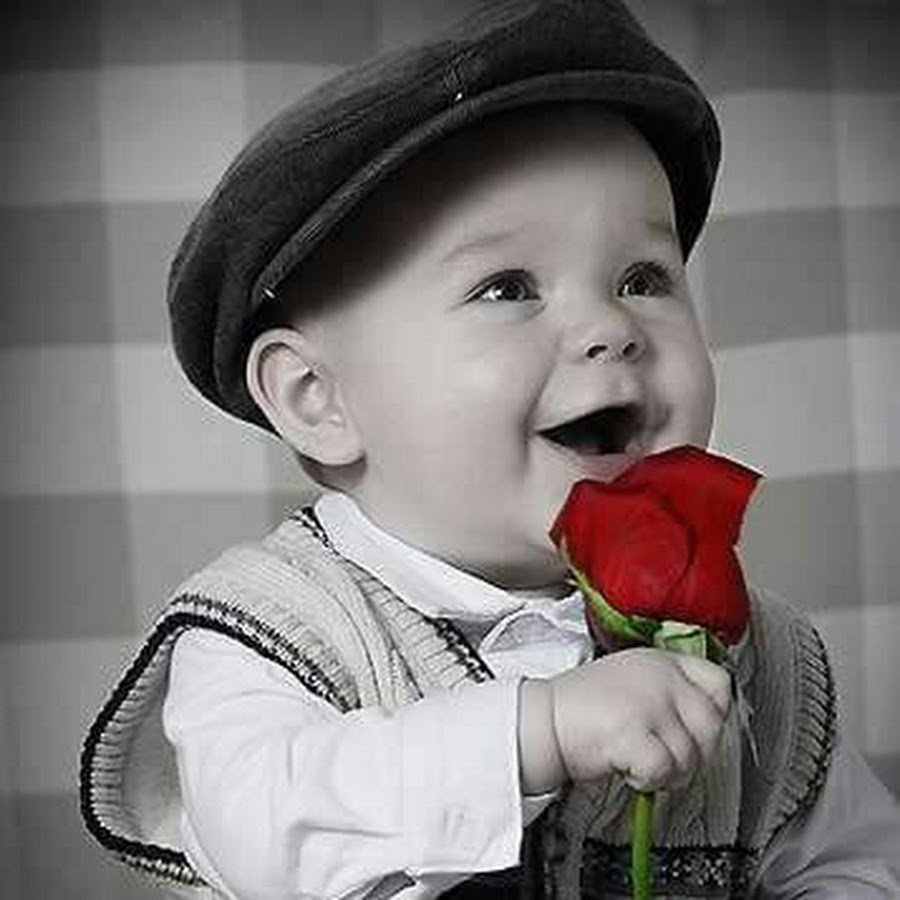 Мальчик с букетом роз