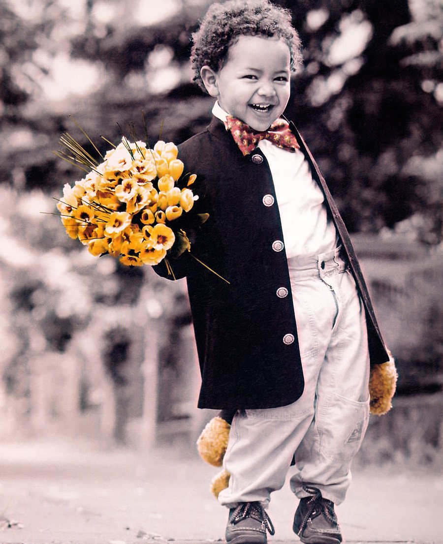 Мальчик с букетом цветов