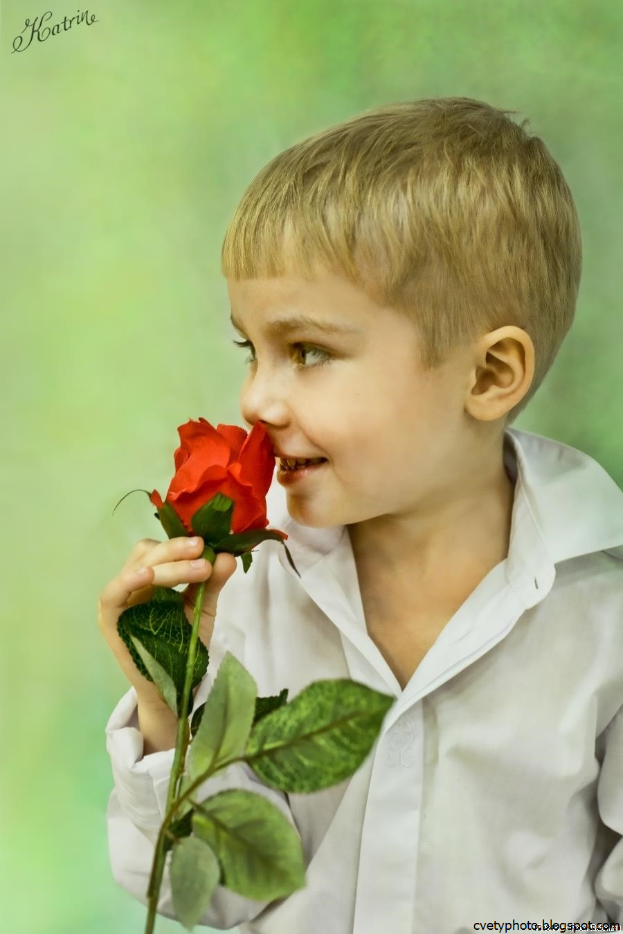 Дети дарят цветы