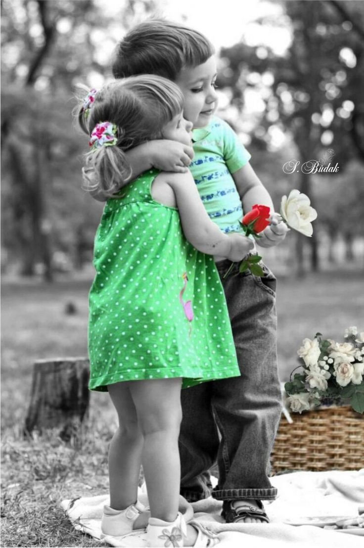 Сын дарит матери цветы