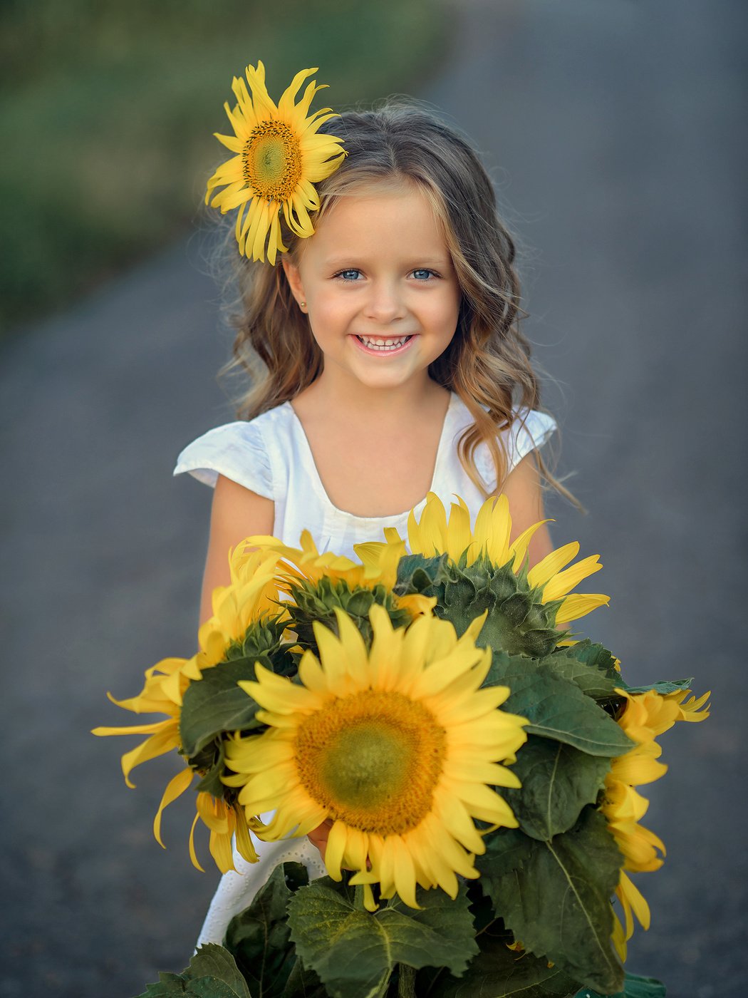Девочка с подсолнухами