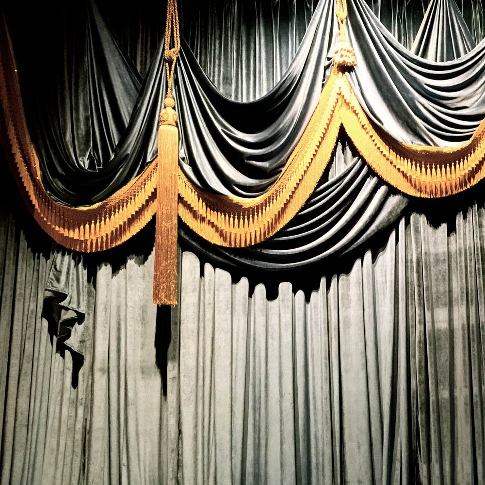 Театральный занавес