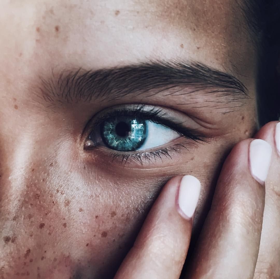 Необычный мужской глаз