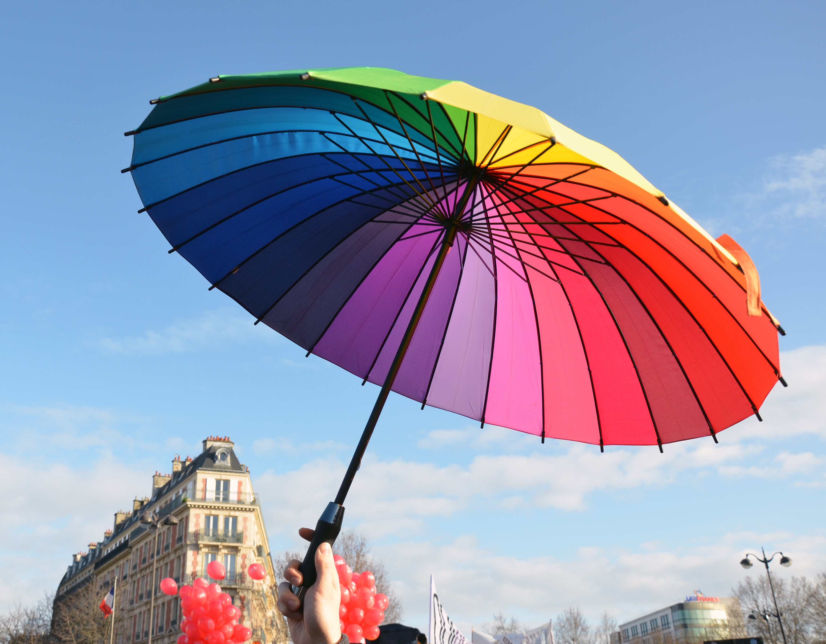 Сколько лет зонтику. Красивый зонт. Зонтики яркие. Разноцветные зонтики. Радужные зонтики.