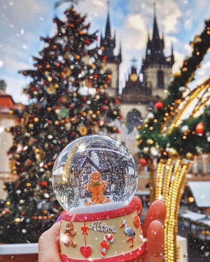 Красная машина с елкой