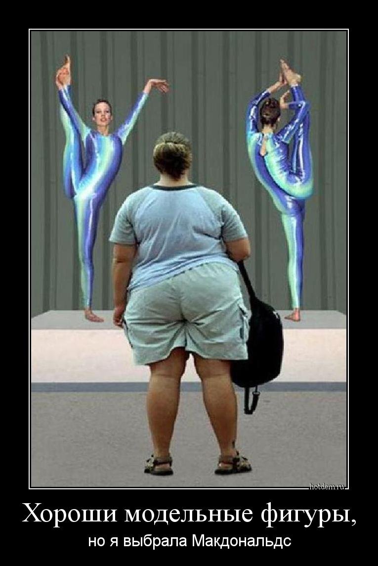 Счастливая девочка едет на велосипеде