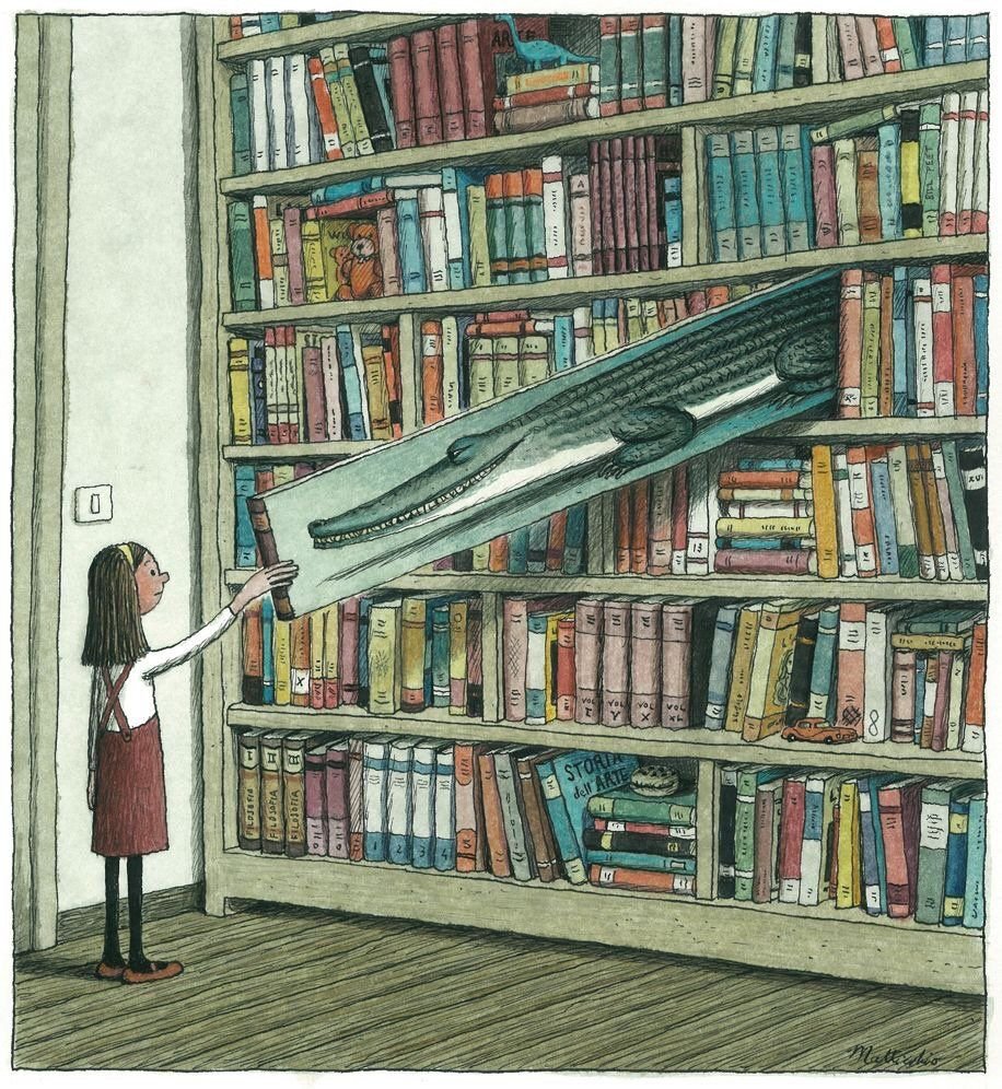 Книжные полки в библиотеке